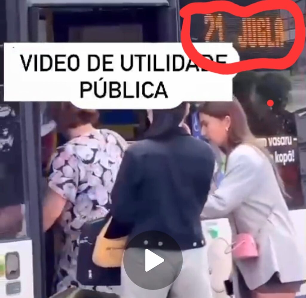 Cena de um vídeo onde vemos uma idosa cega embarcando em um ônibus. Ela é auxiliada por uma mulher jovem. No letreiro do ônibus, destacado, lemos "21 Jugla".