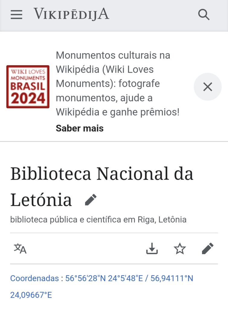 Imagem de uma página de pesquisa do Google onde destaca-se a Biblioteca Nacional da Letônia. Abaixo, suas coordenadas geográficas e o início de um texto.