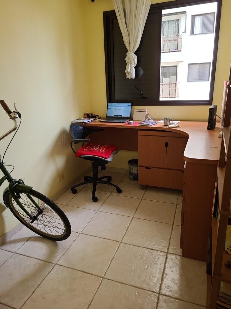 Imagem home-office-para-descrição-do-seeing-ai