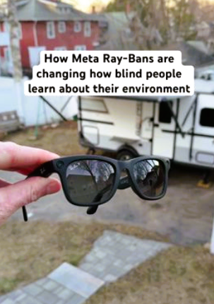 Imagem mostra uma mão segurando um óculos escuro. Atrás há uma paisagem com um trailer estacionado.