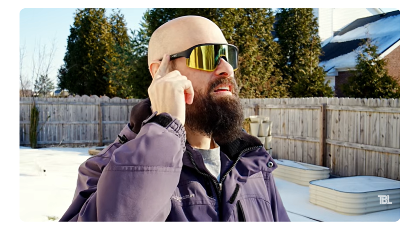 Homem-tocando-a-haste-do-óculos-com-IA