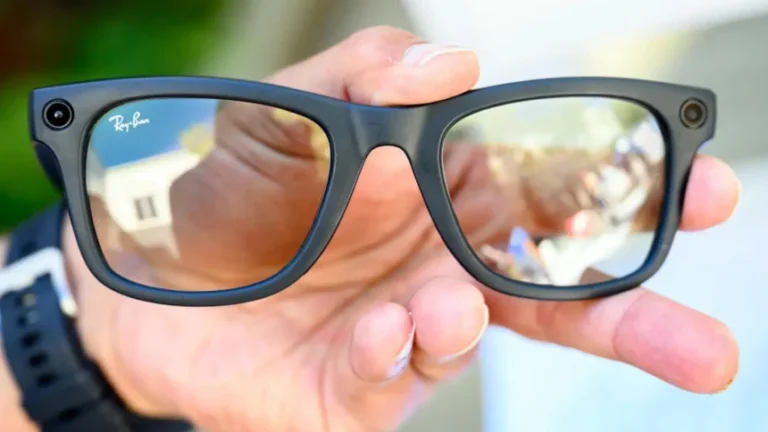 Imagem mostra uma mão segurando um óculos Meta Ray Ban