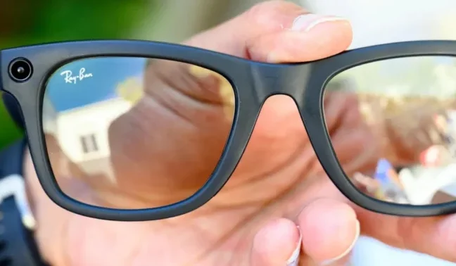 Imagem mostra uma mão segurando um óculos Meta Ray Ban